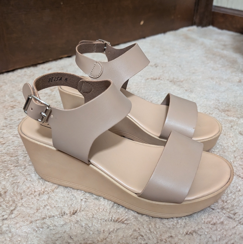 Parisian Works Tan Sandals with Platform Sole